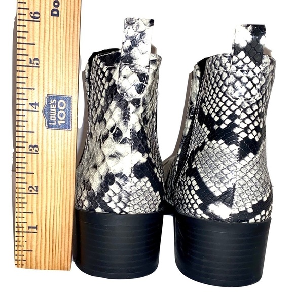 CITY CLASSIFIED Chelsea Snake Embossed Print Black & White Booties Size 7.5 - Picture 10 of 10